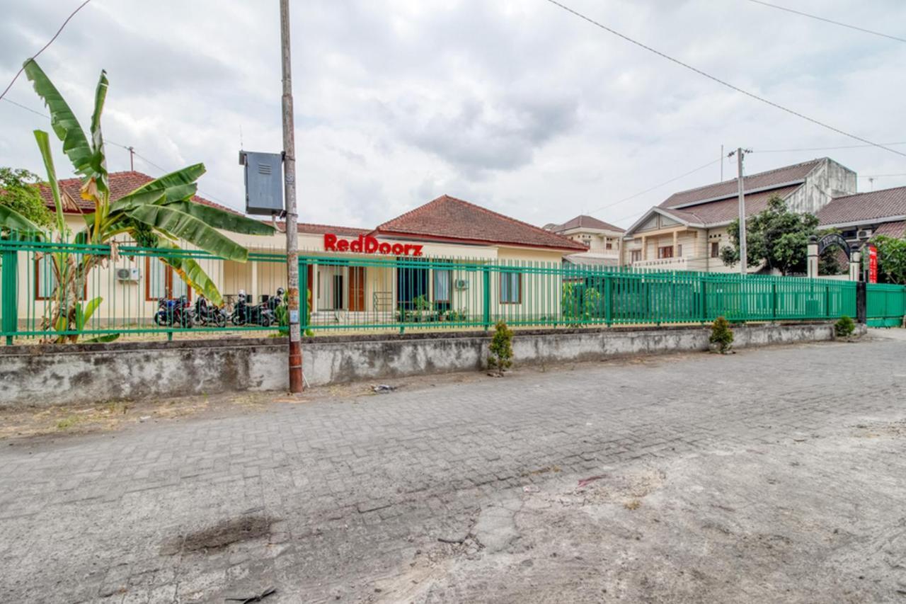 RedDoorz near Universitas Gajah Mada Kejayan Bagian luar foto